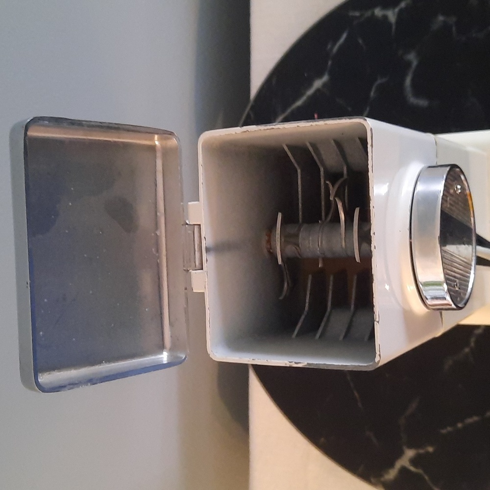 1950's Ice-O-Mat Hand-crank ice machine - Picture 8 of 9